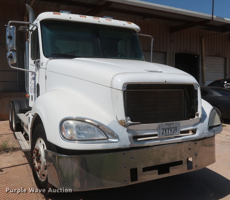 image for item DH0997 2003 Freightliner Columbia  semi truck