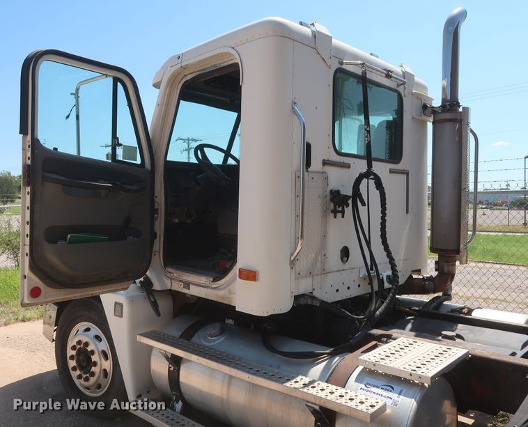 image for item DH0997 2003 Freightliner Columbia  semi truck