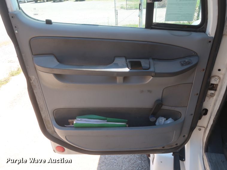 image for item DH0997 2003 Freightliner Columbia  semi truck