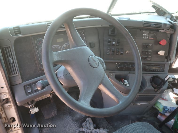 image for item DH0997 2003 Freightliner Columbia  semi truck