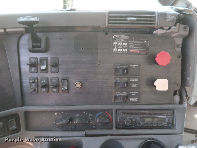 image for item DH0997 2003 Freightliner Columbia  semi truck