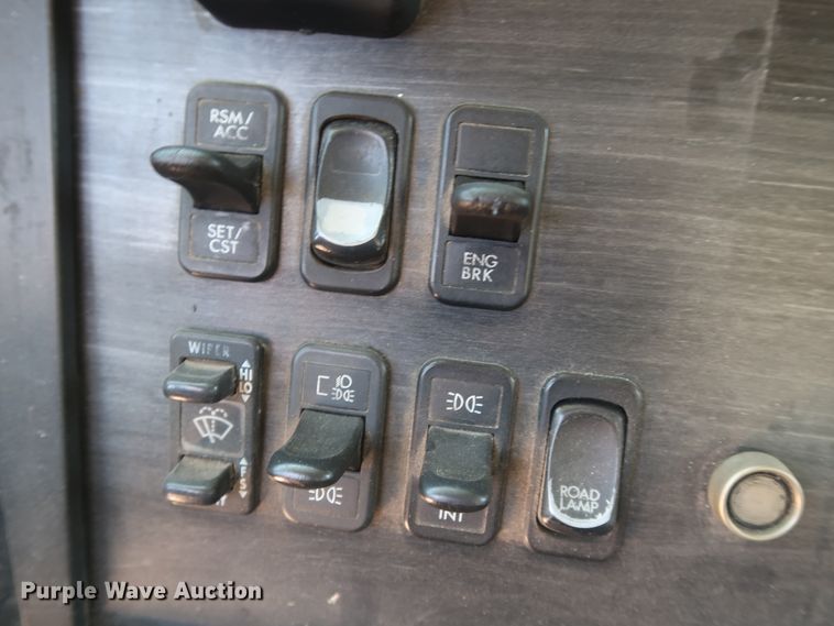 image for item DH0997 2003 Freightliner Columbia  semi truck