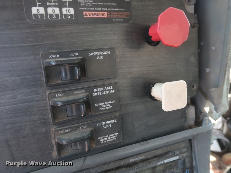 image for item DH0997 2003 Freightliner Columbia  semi truck