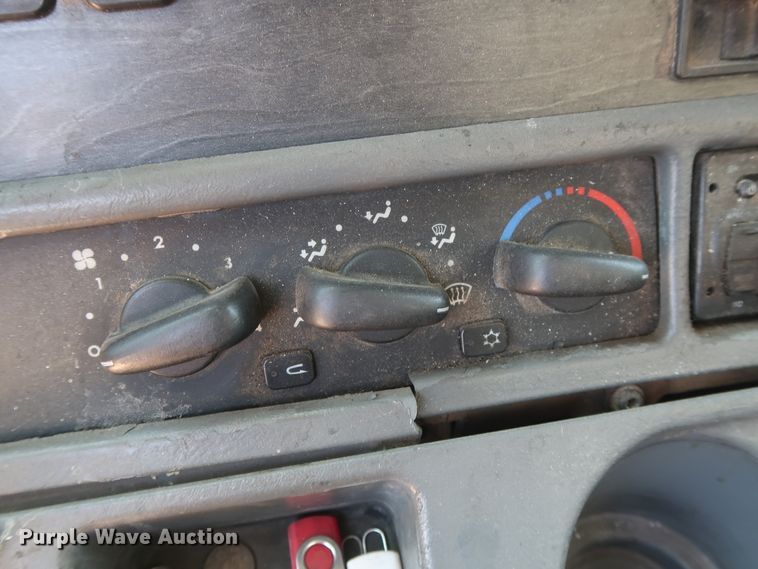 image for item DH0997 2003 Freightliner Columbia  semi truck