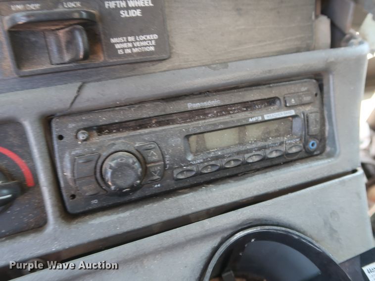 image for item DH0997 2003 Freightliner Columbia  semi truck