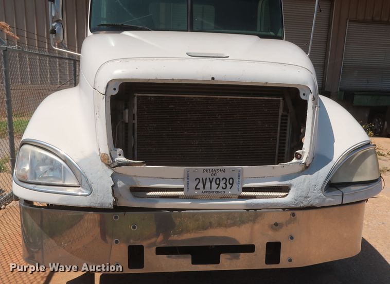 image for item DH0997 2003 Freightliner Columbia  semi truck