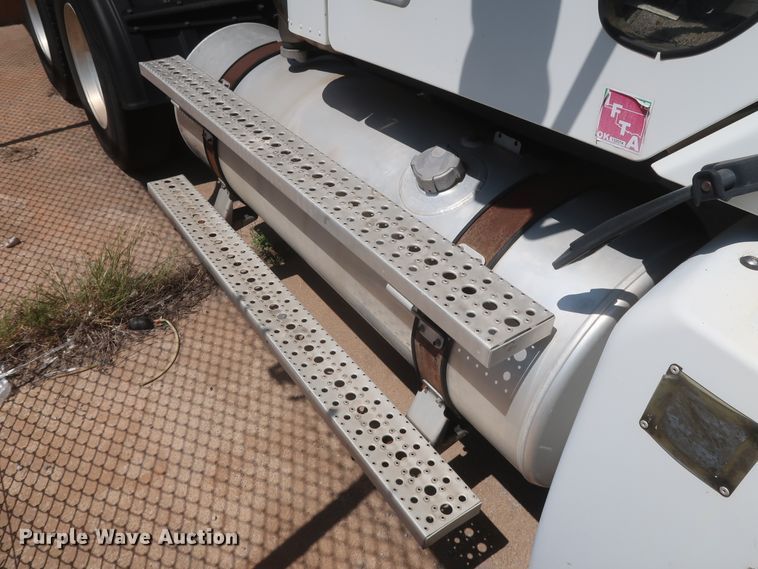 image for item DH0997 2003 Freightliner Columbia  semi truck