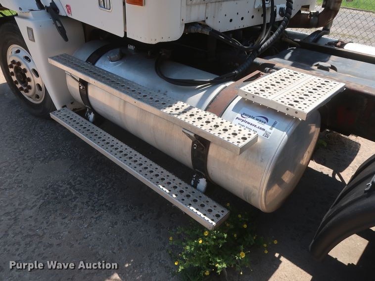 image for item DH0997 2003 Freightliner Columbia  semi truck