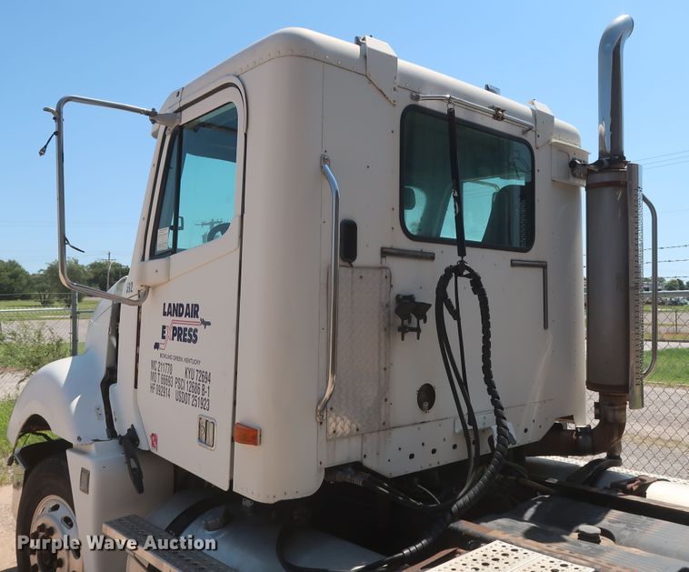 image for item DH0997 2003 Freightliner Columbia  semi truck