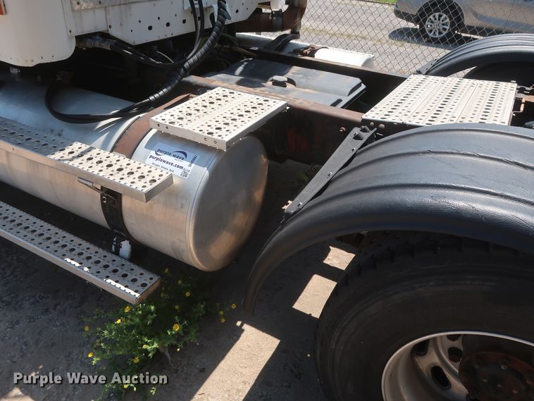 image for item DH0997 2003 Freightliner Columbia  semi truck