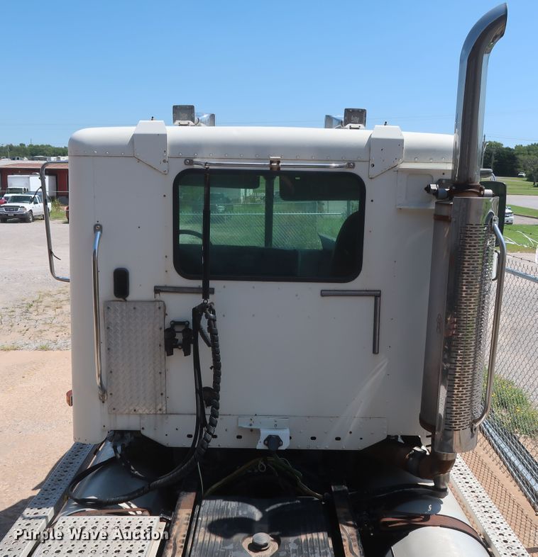 image for item DH0997 2003 Freightliner Columbia  semi truck