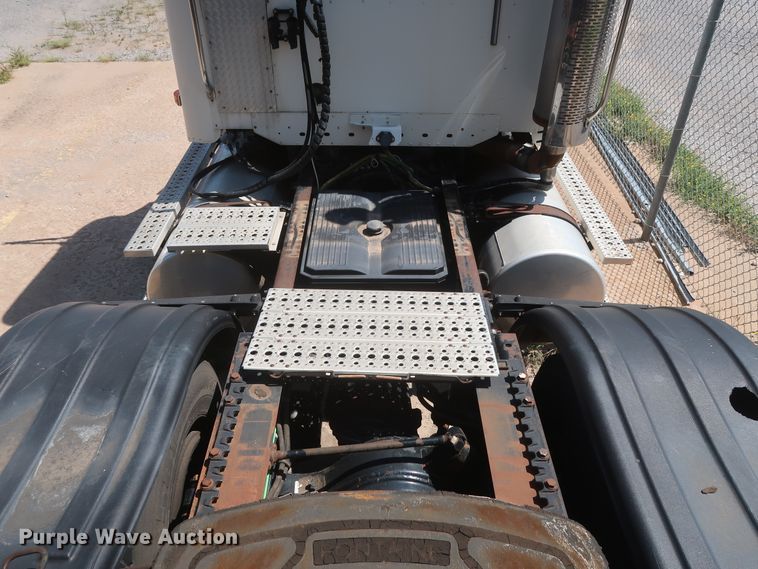 image for item DH0997 2003 Freightliner Columbia  semi truck