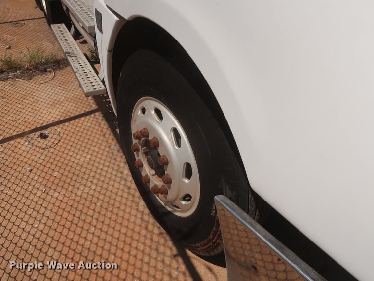 image for item DH0997 2003 Freightliner Columbia  semi truck