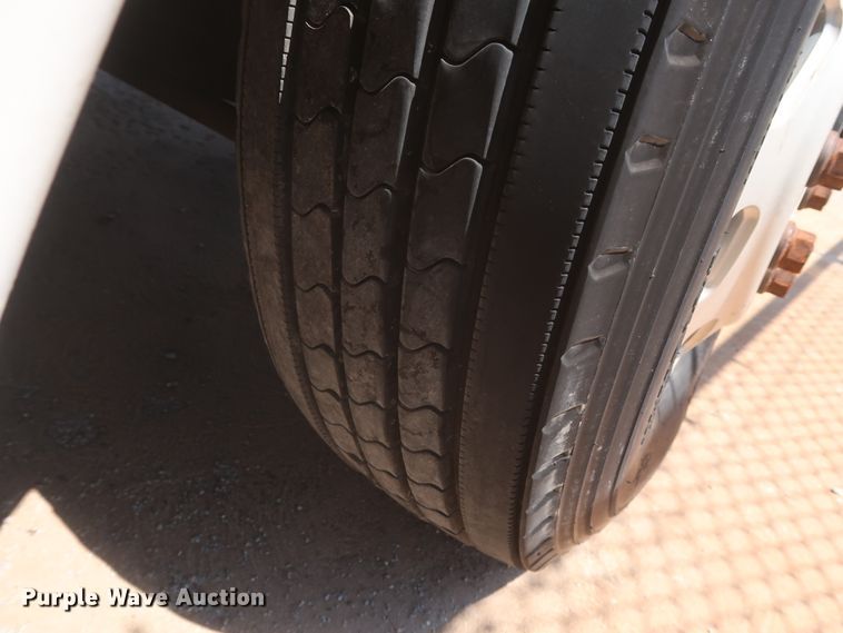 image for item DH0997 2003 Freightliner Columbia  semi truck