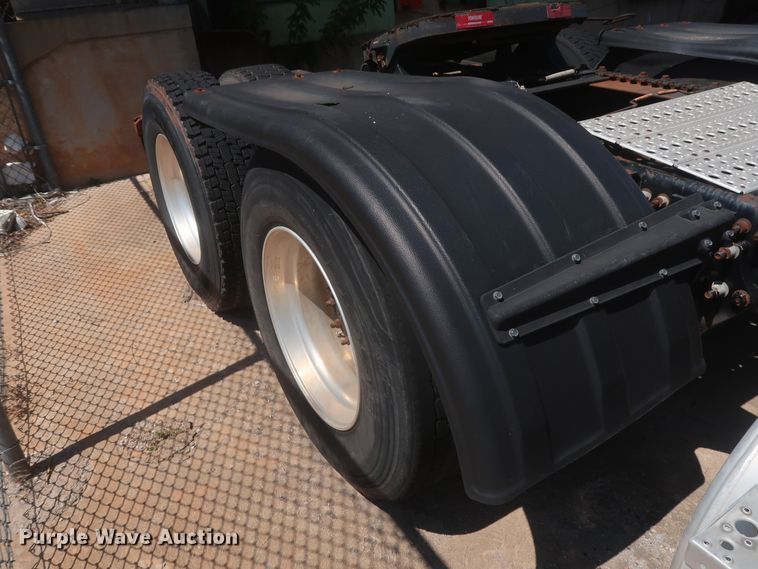 image for item DH0997 2003 Freightliner Columbia  semi truck