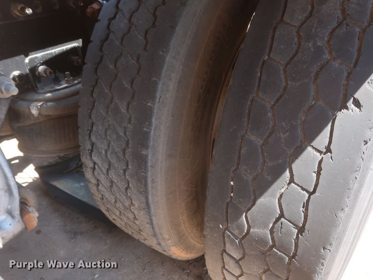 image for item DH0997 2003 Freightliner Columbia  semi truck