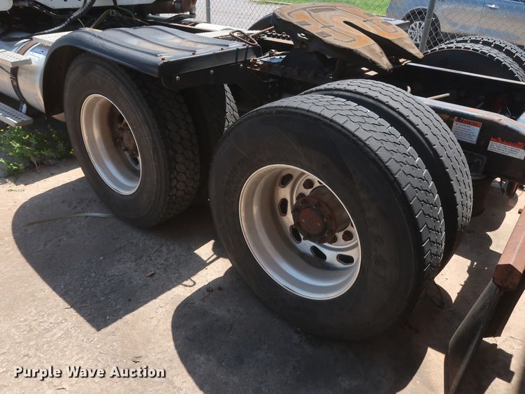 image for item DH0997 2003 Freightliner Columbia  semi truck