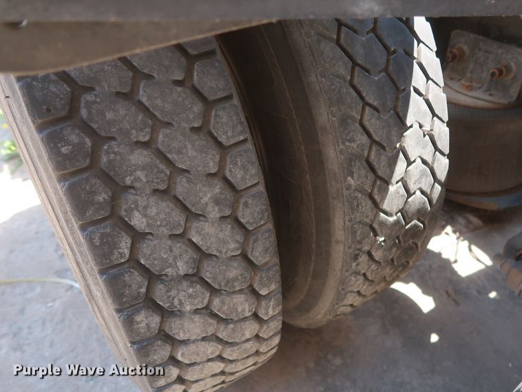 image for item DH0997 2003 Freightliner Columbia  semi truck