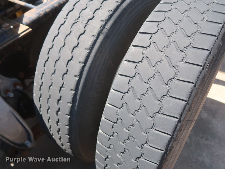 image for item DH0997 2003 Freightliner Columbia  semi truck