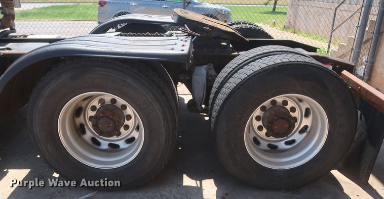 image for item DH0997 2003 Freightliner Columbia  semi truck