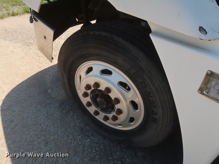 image for item DH0997 2003 Freightliner Columbia  semi truck