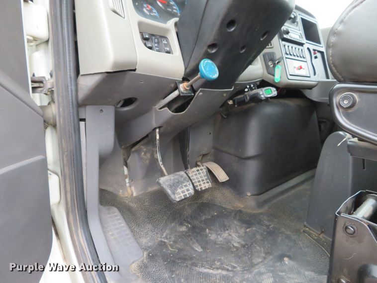 image for item DH1157 2008 International 4300  rollback truck