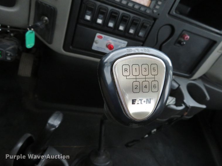 image for item DH1157 2008 International 4300  rollback truck