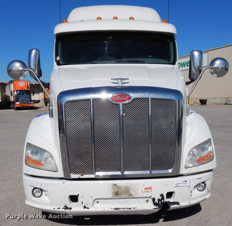 image for item DH6614 2012 Peterbilt 587  semi truck