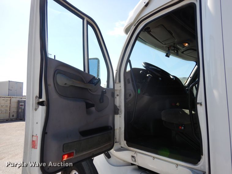 image for item DH6614 2012 Peterbilt 587  semi truck