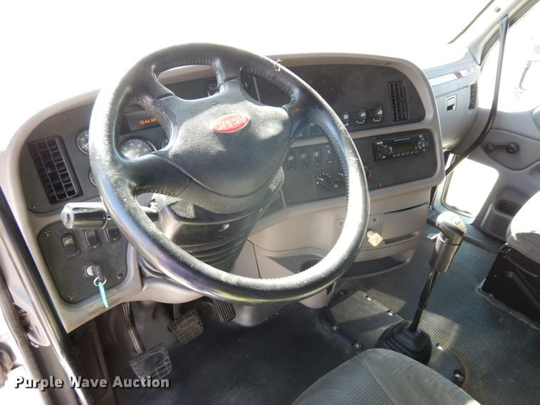 image for item DH6614 2012 Peterbilt 587  semi truck