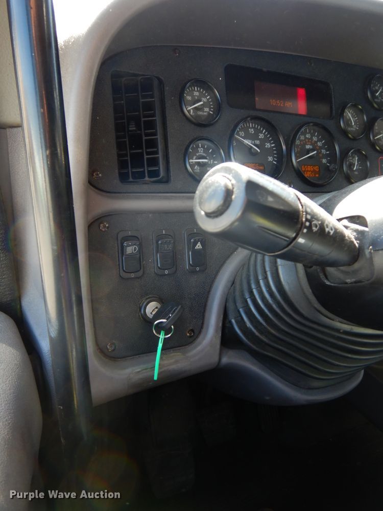 image for item DH6614 2012 Peterbilt 587  semi truck