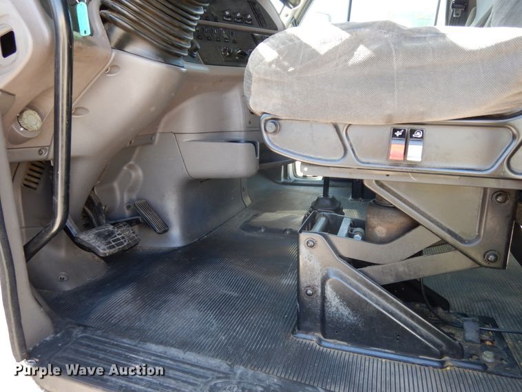 image for item DH6614 2012 Peterbilt 587  semi truck