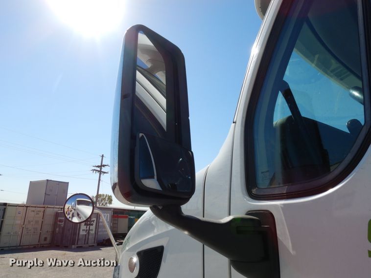 image for item DH6614 2012 Peterbilt 587  semi truck