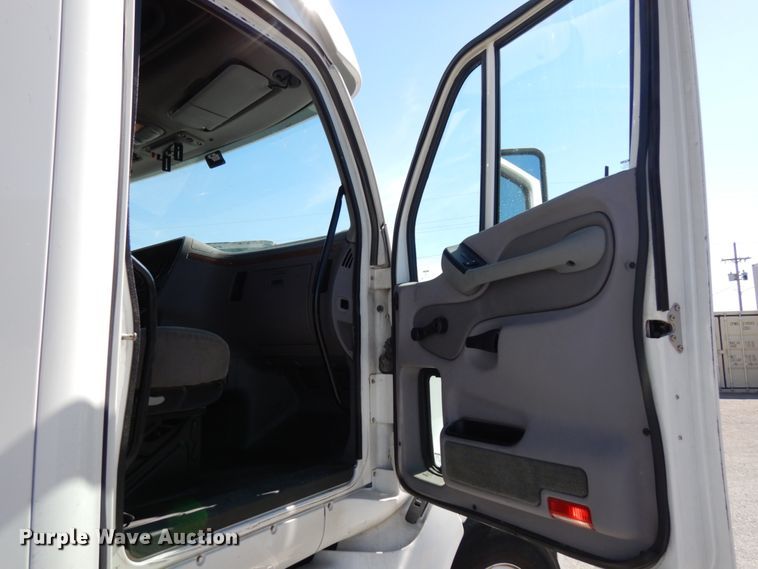 image for item DH6614 2012 Peterbilt 587  semi truck