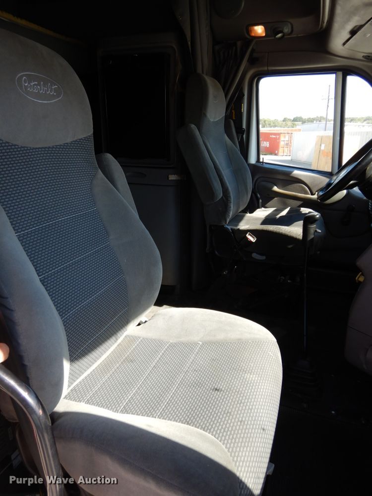 image for item DH6614 2012 Peterbilt 587  semi truck