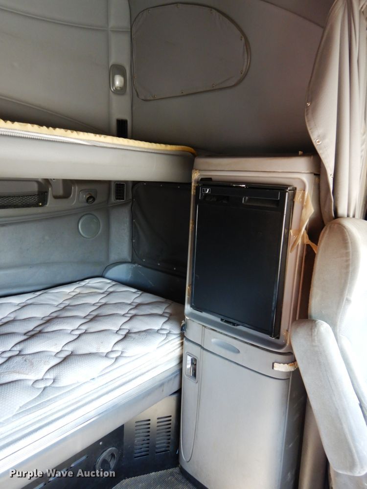 image for item DH6614 2012 Peterbilt 587  semi truck