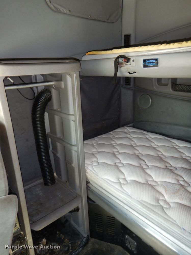 image for item DH6614 2012 Peterbilt 587  semi truck