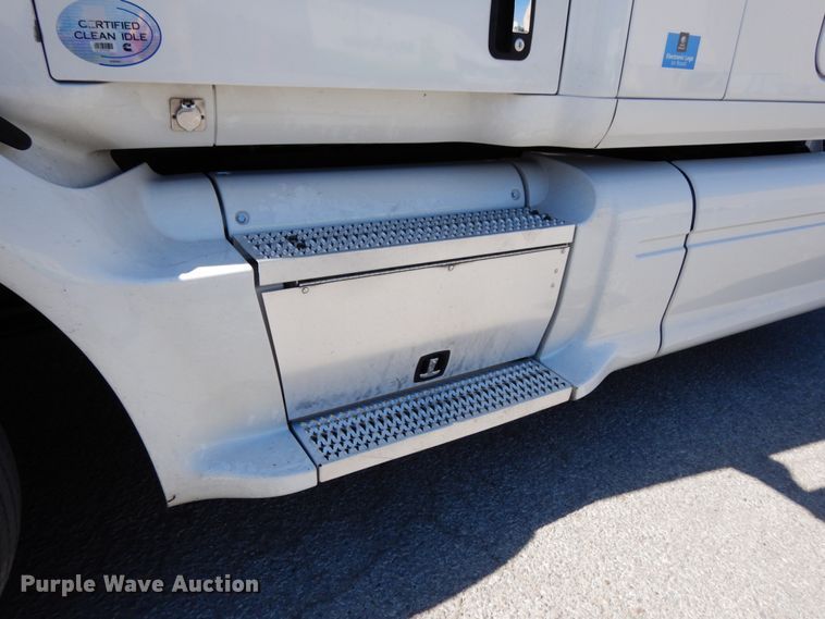 image for item DH6614 2012 Peterbilt 587  semi truck