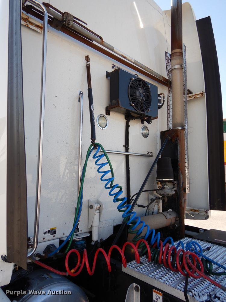 image for item DH6614 2012 Peterbilt 587  semi truck