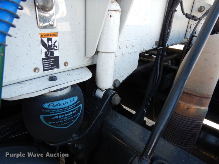 image for item DH6614 2012 Peterbilt 587  semi truck