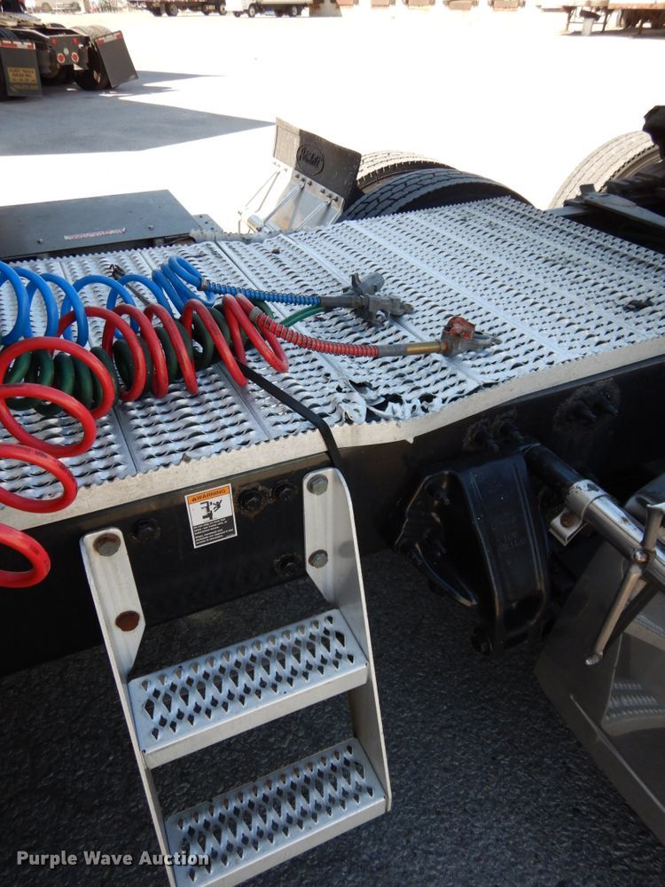 image for item DH6614 2012 Peterbilt 587  semi truck