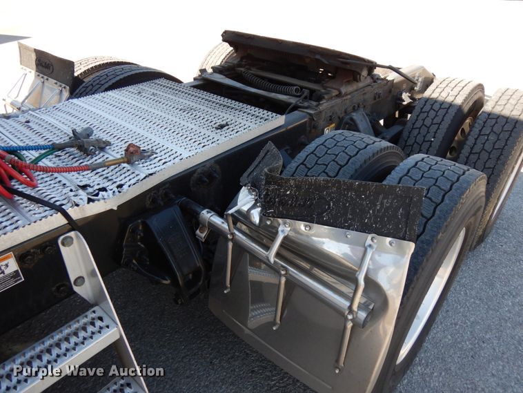 image for item DH6614 2012 Peterbilt 587  semi truck