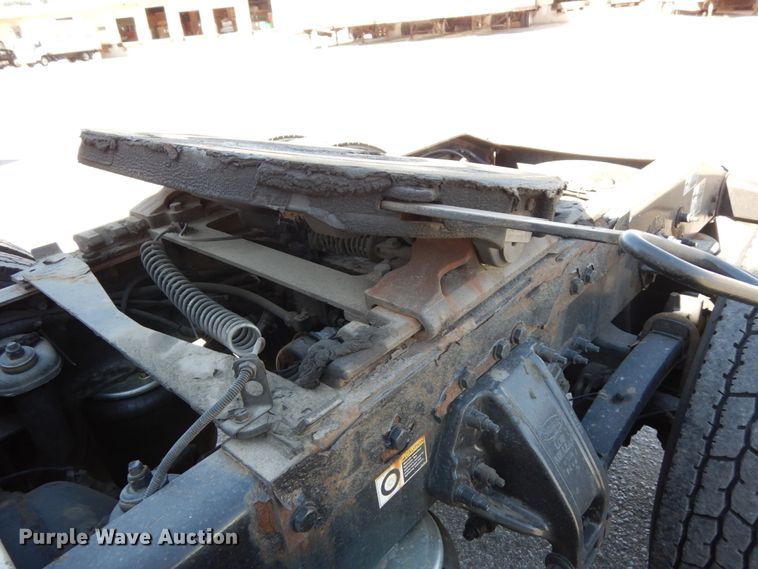 image for item DH6614 2012 Peterbilt 587  semi truck