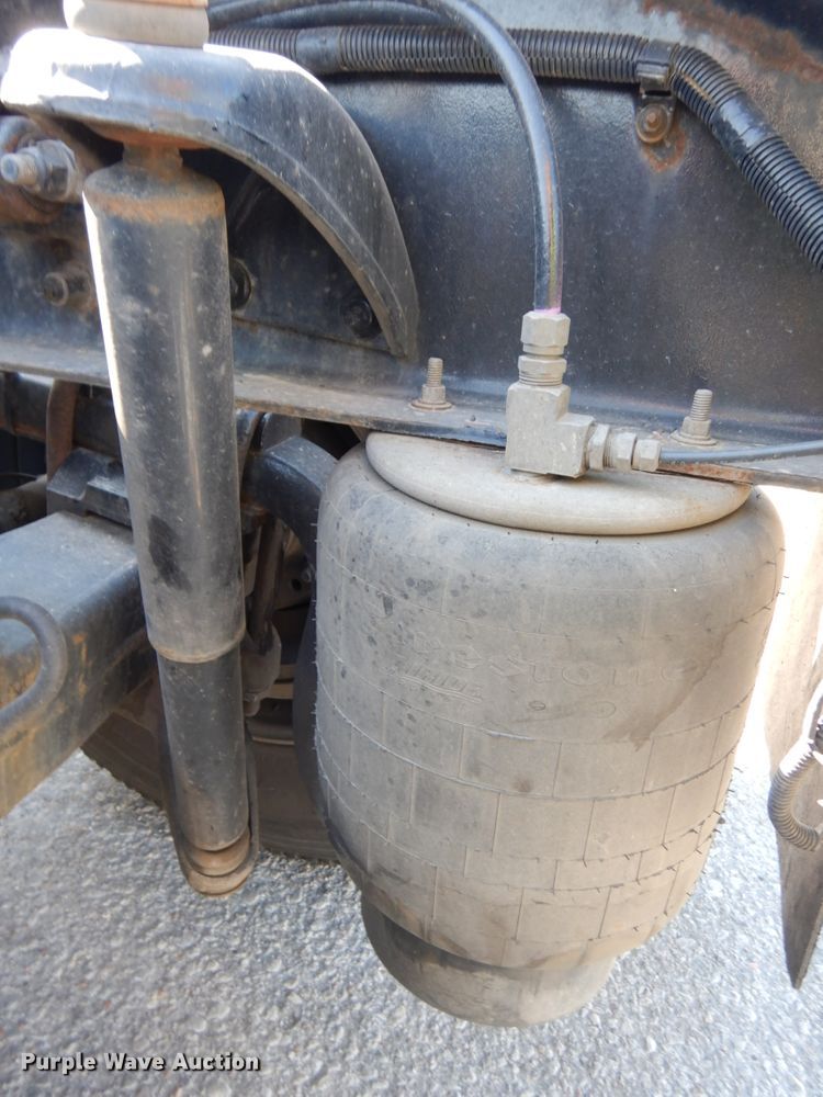 image for item DH6614 2012 Peterbilt 587  semi truck