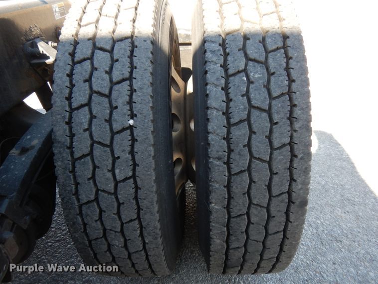 image for item DH6614 2012 Peterbilt 587  semi truck