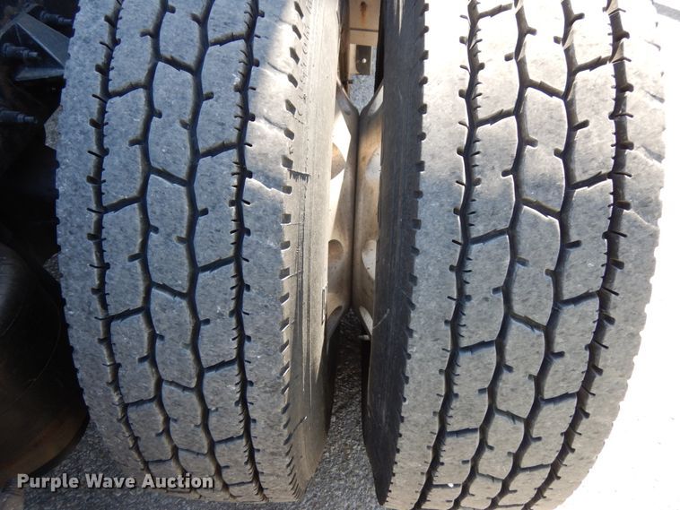 image for item DH6614 2012 Peterbilt 587  semi truck