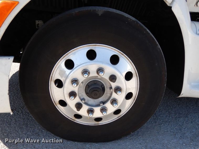 image for item DH6614 2012 Peterbilt 587  semi truck