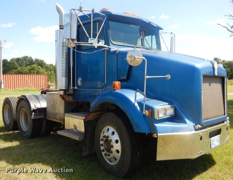 image for item DI0400 1994 Kenworth T450  semi truck