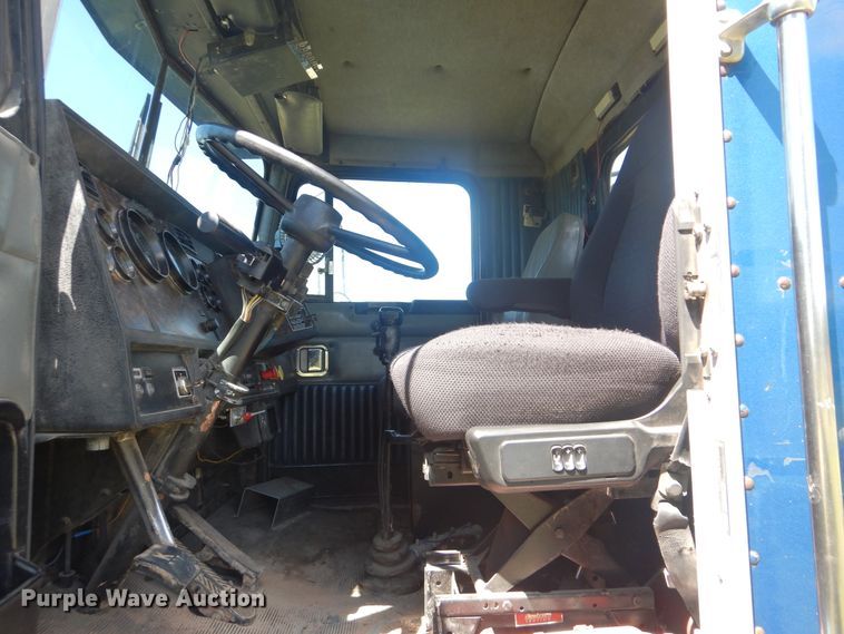 image for item DI0400 1994 Kenworth T450  semi truck