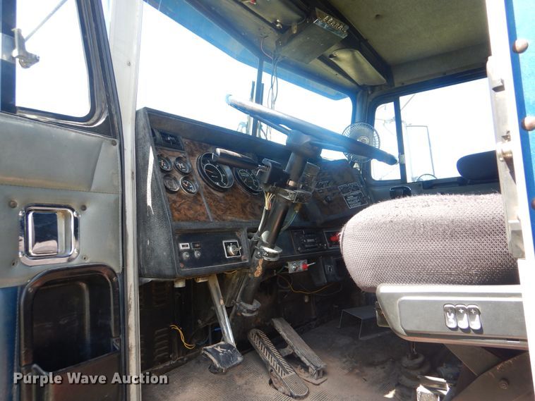 image for item DI0400 1994 Kenworth T450  semi truck